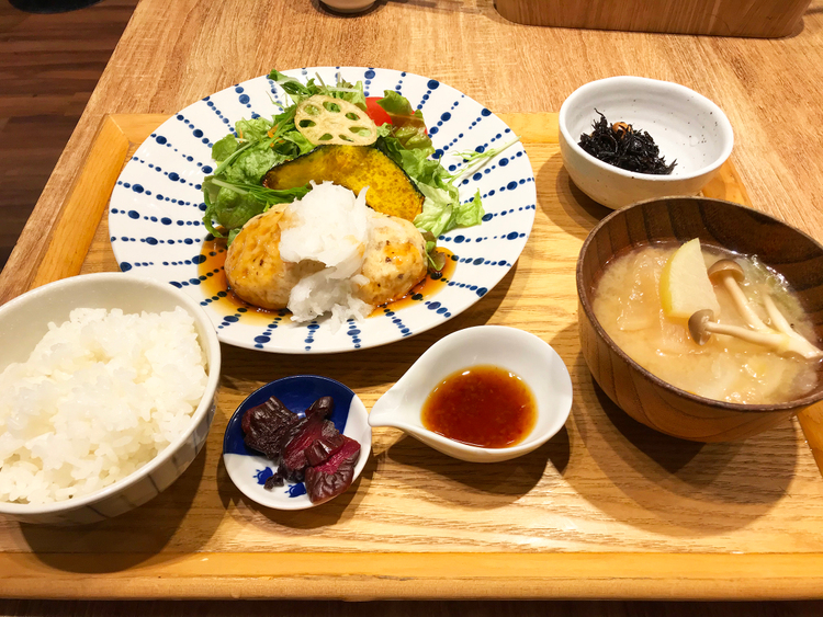 ごはんのたっぷり野菜の豆腐ハンバーグ