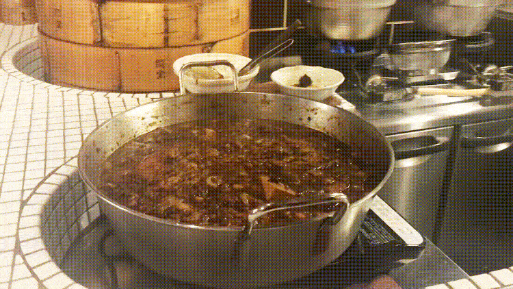 ななめの肉豆腐が入った大きな鍋