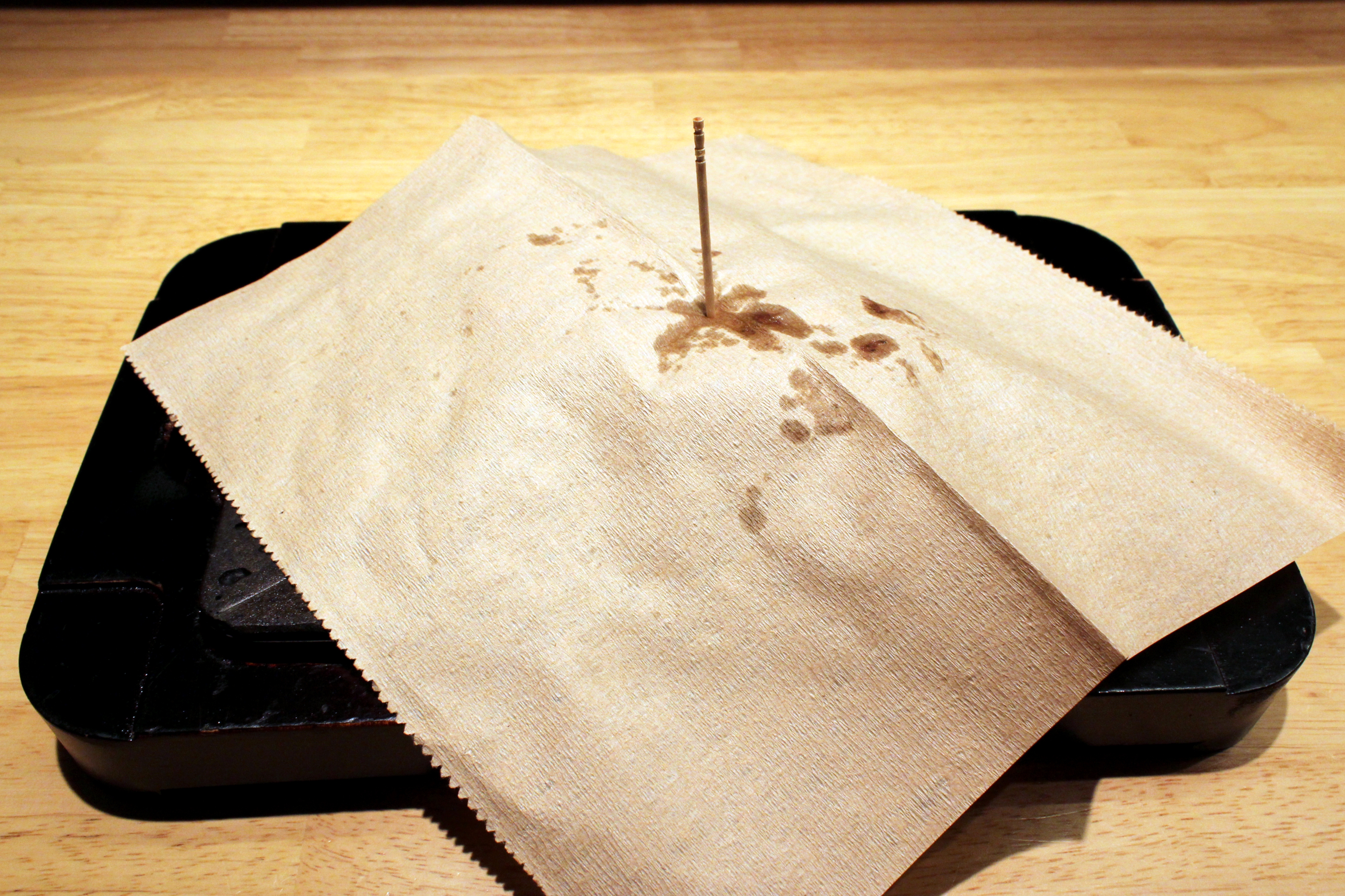 「ステーキ屋松」の油はね防止がついたお肉