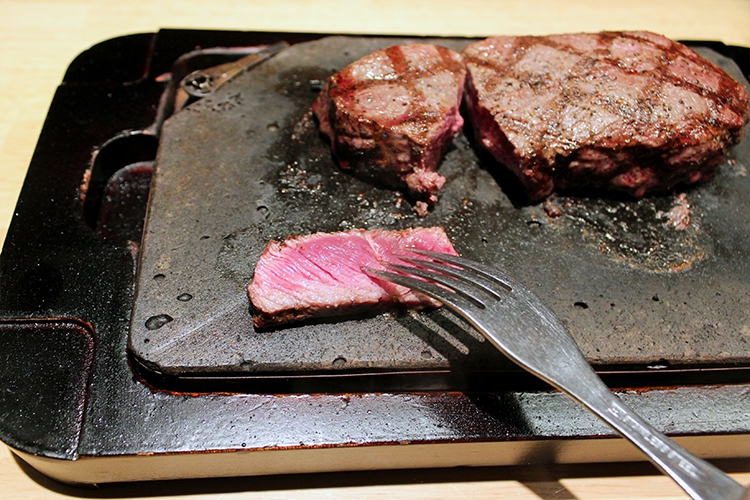 「ステーキ屋松」ステーキ肉の断面