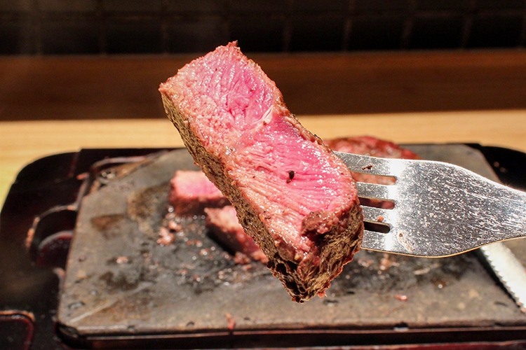 「ステーキ屋松」レアの焼き加減が美しいお肉