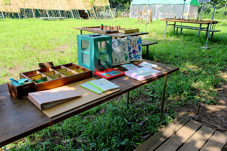 三鷹市星と森と絵本の家の中庭に置かれたボックス