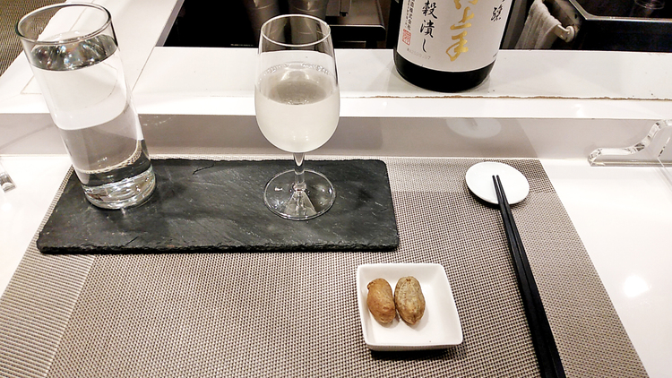 お酒の実験所の日本酒が並ぶテーブル
