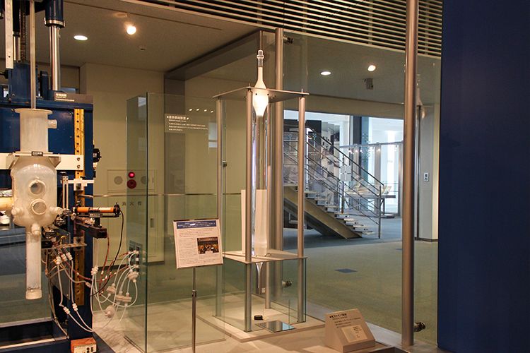 NTT技術史料館の光ファイバ製造技術「VAD法」の開発
