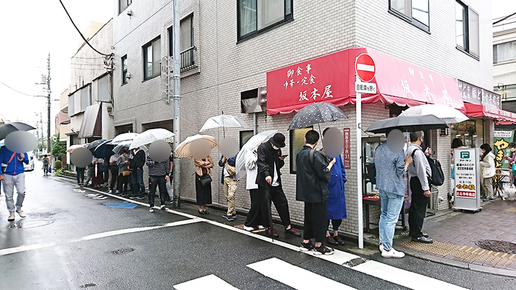 坂本屋名物の行列