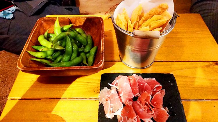 中野ビール工房の枝豆、さくさくチーズ、プロシュート