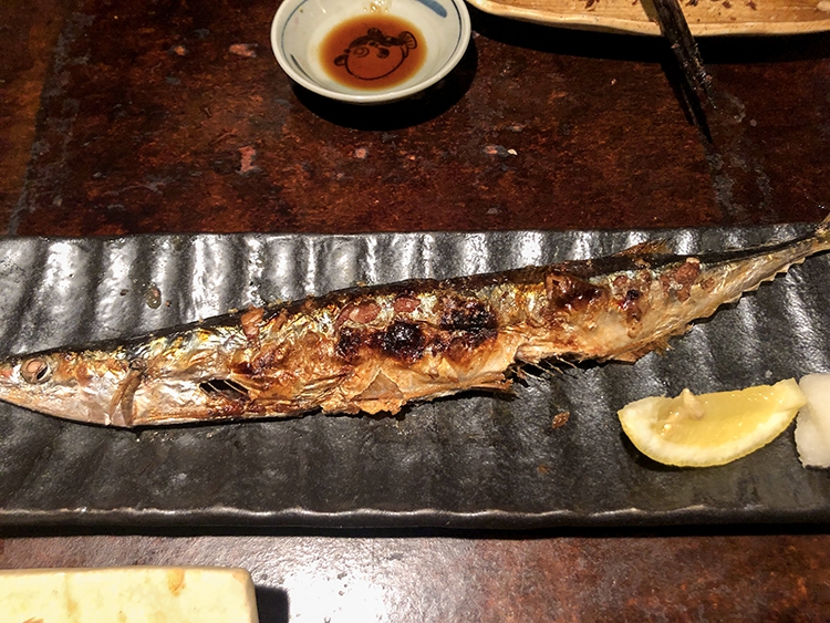 鮮魚屋の「秋刀魚の塩焼き」・「太刀魚の塩焼き」