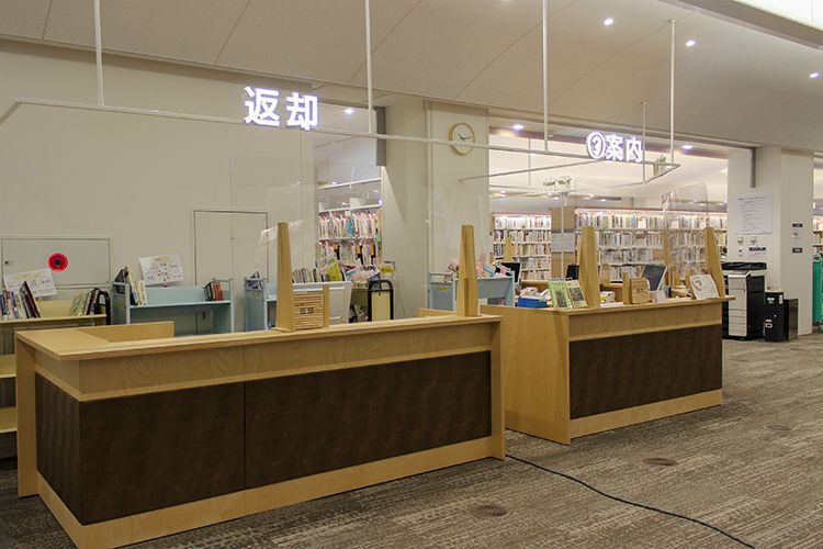 杉並区中央図書館の返却j＆案内カウンター