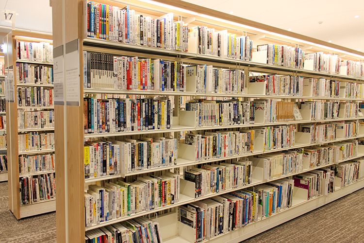 杉並区立中央図書館の中に並ぶたくさんの本