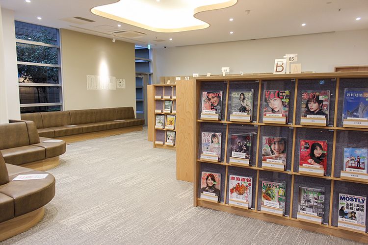 杉並区立中央図書館の雑誌コーナー