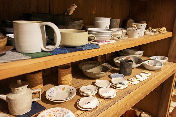 tsugumiの壁に並ぶ陶器
