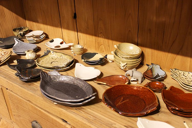 tsugumiにずらりと並ぶ陶器