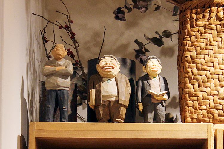 tsugumiに並ぶ木彫りの人形