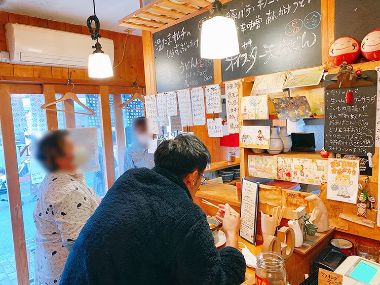 ウドンスタンド五頭の明るい店内