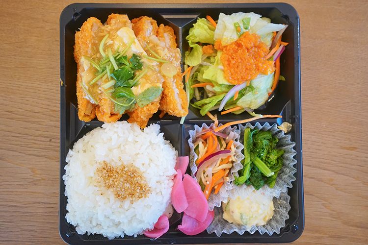 べじはんの日替り弁当（三つ葉香るとんかつの和風卵とじ）