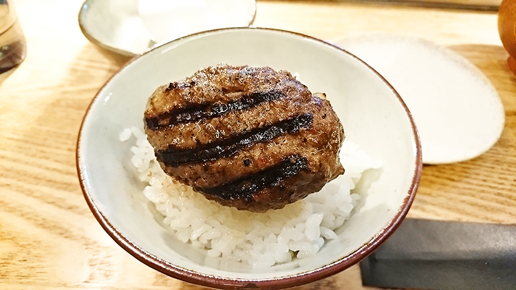 挽肉と米の焼きたてのハンバーグをご飯にのせる