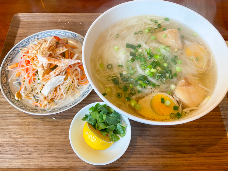 フォーハノイ キッチン＆カフェの豚の角煮フォーとサラダセット