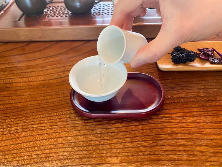 茶嘉葉の適温のお湯を茶壺（ちゃこ）に注ぎ