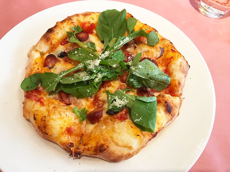 シェガーノの自家製スモークソーセージアンチョビオリーブのピザ（900円）
