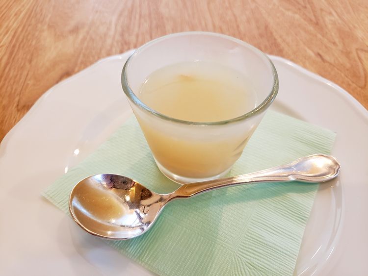  ALLT GOTTの本日のスープ（デンマーク産小エビ入りコンソメジュレスープ）