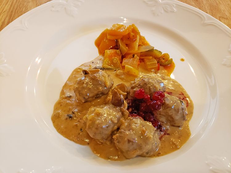 ALLT GOTTの本日のメインディッシュ　＜肉料理＞スウェーデン風スパイシーミートボール　リンゴンベリー添え