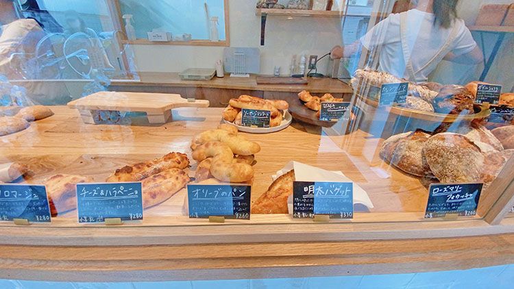 Bakery MIDMOSTのパン