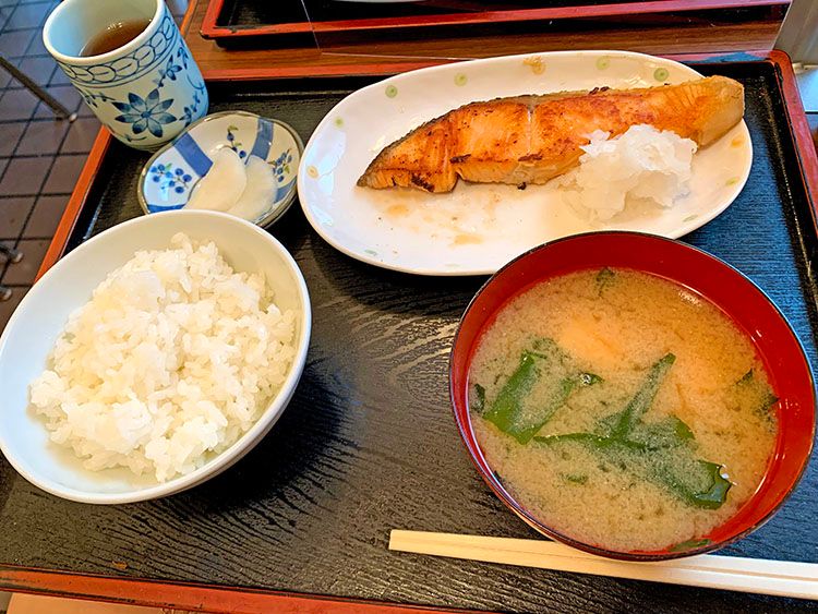 まるけん食堂のサケ（490円）