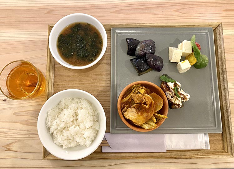 lojiurakitchenの生海苔のお味噌汁にご飯
