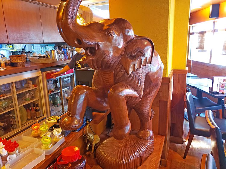 ラオ・タイ食堂　ランサーンのゾウの木彫り