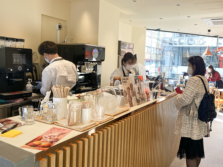 「HOTEL Chocolat（ホテルショコラ）吉祥寺パルコ店」のカフェカウンター