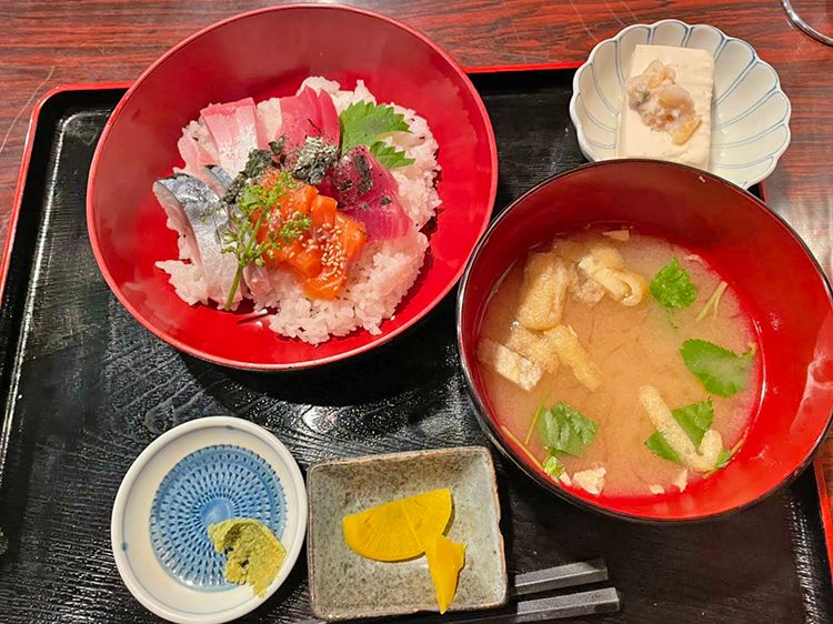 けむり屋の海鮮丼定食