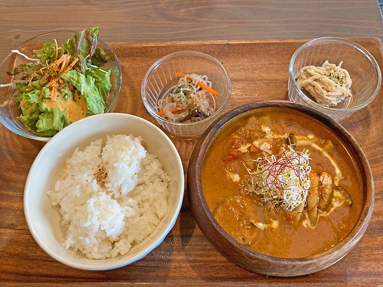 Alley Cafe（アリーカフェ）のナスと竹の子と柔らかポークのココナッツレッドカレープレー