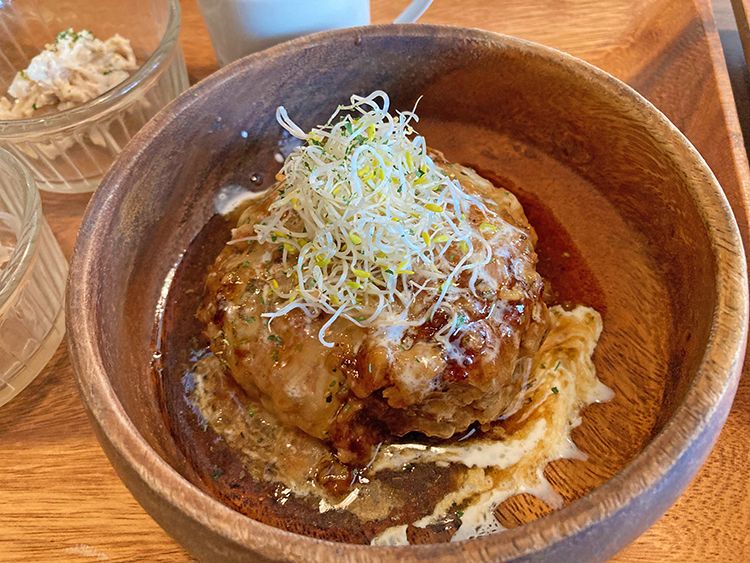 Alley Cafe（アリーカフェ）の自家製照り焼きチーズのせハンバーグ