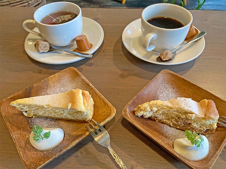 Alley Cafe（アリーカフェ）のホワイトチョコのニューヨークチーズケーキ　イチジクのベイクドチーズケーキ