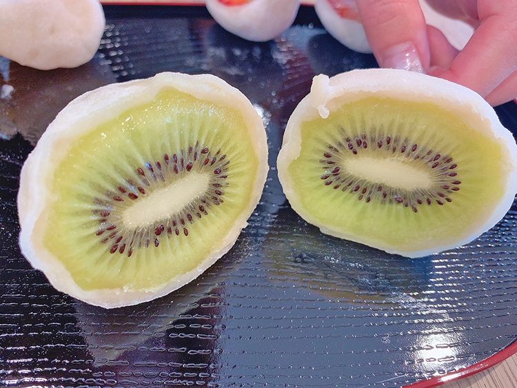  覚王山フルーツ大福弁才天のキウイ大福の断面