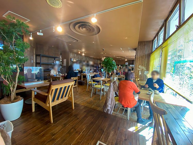 うしとら食堂の店内