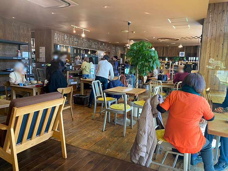 うしとら食堂の店内