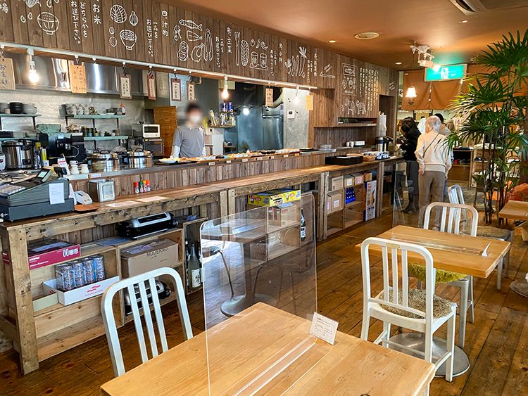 うしとら食堂の店内