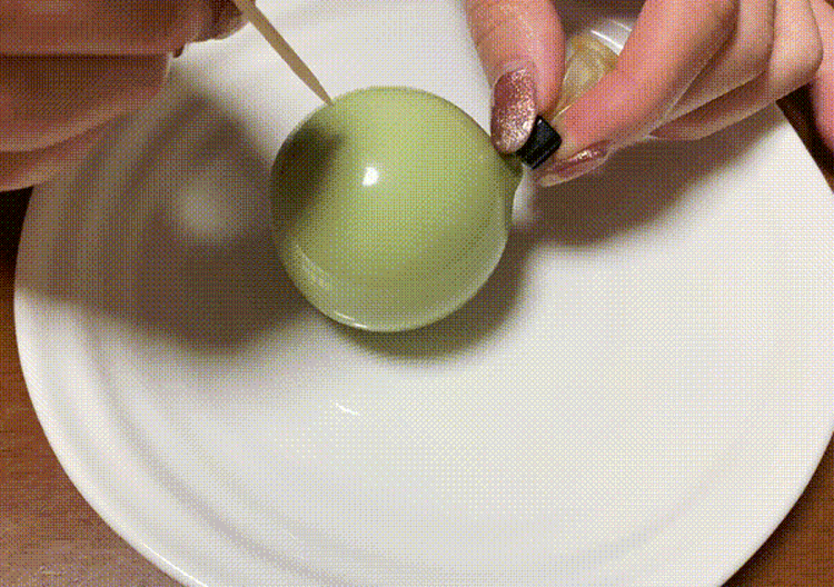 「みつたま」のプリンを割る瞬間