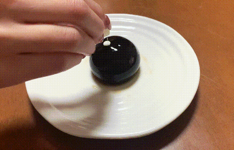 コーヒー「みつたま」にミルクをかけている様子