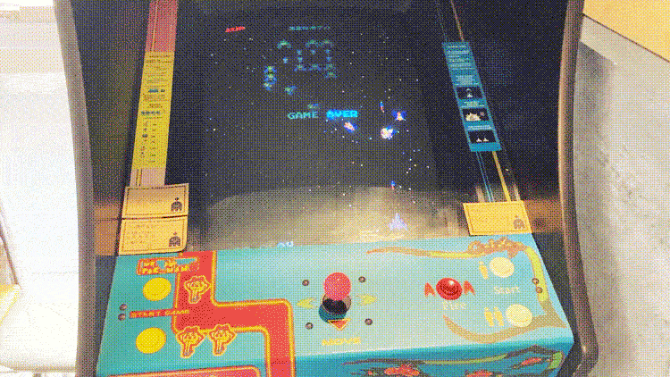 「Hi-SCORE BurgArcade」の店内の本格的なアーケードゲーム機