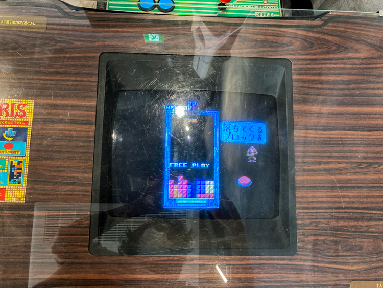 「Hi-SCORE BurgArcade」の店内にあるレトロゲームの画面