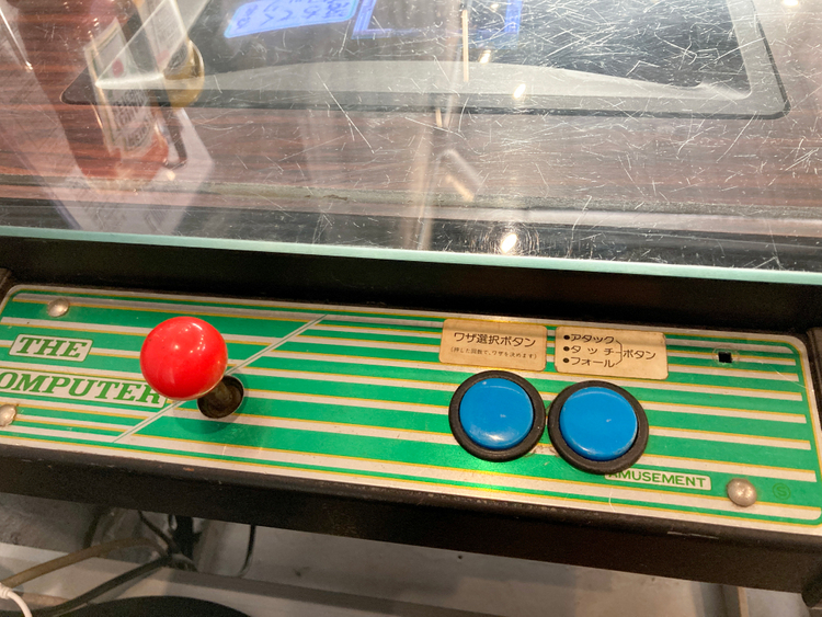「Hi-SCORE BurgArcade」の店内にあるレトロゲームの操作盤