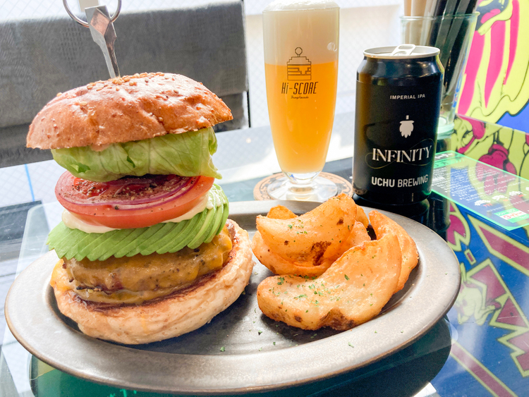 「Hi-SCORE BurgArcade」のアボカドチーズバーガー