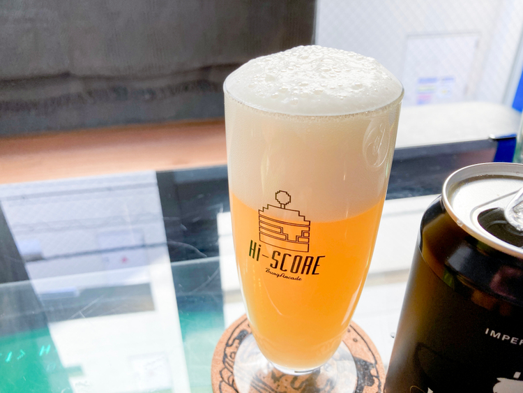 「Hi-SCORE BurgArcade」のビールグラス
