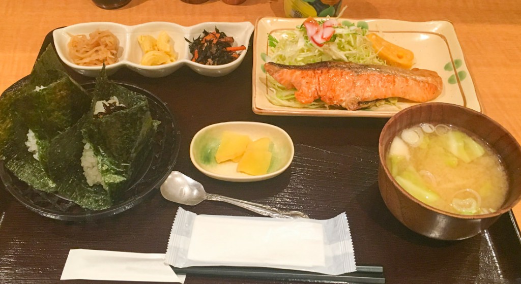 おにぎりのさんかく山の定食