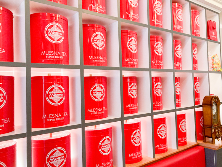 MLESNA TEA TOKYOの棚に並ぶ茶葉缶