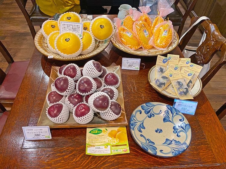 カフェ 一富士の店内で使用している果物や珈琲、お茶、食器