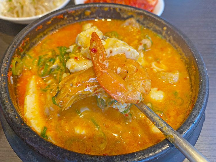 スンドゥブ専門店OKKIIのスンドゥブ内のエビ