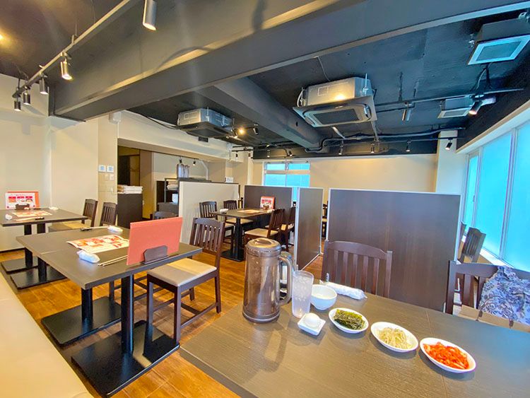 スンドゥブ専門店OKKIIの広々とした店内